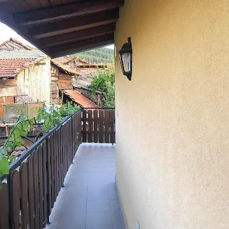 къща за гости градината Guest house Dobrinishte